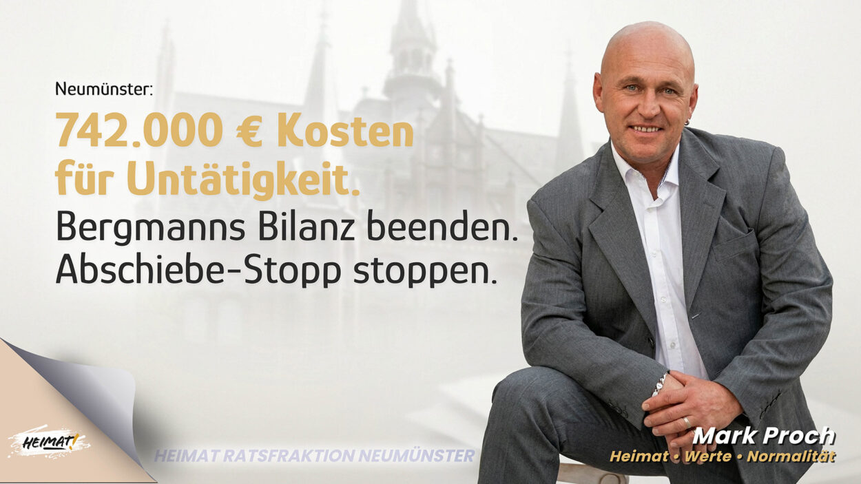 Mark Proch von der HEIMAT Ratsfraktion Neumünster vor dem Rathaus Neumünster. Text: 742.000 € Kosten für Untätigkeit. Bergmanns Bilanz beenden. Abschiebe-Stopp stoppen.