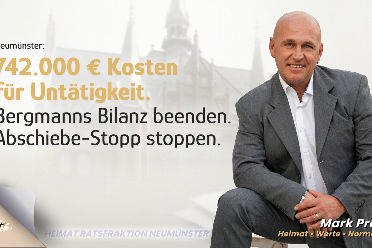 Mark Proch von der HEIMAT Ratsfraktion Neumünster vor dem Rathaus Neumünster. Text: 742.000 € Kosten für Untätigkeit. Bergmanns Bilanz beenden. Abschiebe-Stopp stoppen.