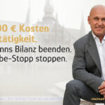 Mark Proch von der HEIMAT Ratsfraktion Neumünster vor dem Rathaus Neumünster. Text: 742.000 € Kosten für Untätigkeit. Bergmanns Bilanz beenden. Abschiebe-Stopp stoppen.