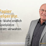 Verschlissener Spielplatz in Neumünster im Hintergrund, davor Text über 112.000 Euro Gutachterkosten und die Forderung der HEIMAT-Fraktion nach Sanierung statt Papier.