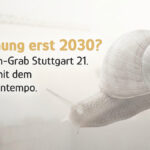 Blasse Silhouette der Kelchstützen von Stuttgart 21 im Hintergrund. Text über die Verschiebung auf 2030 und die Milliardenkosten des Bahnprojekts.