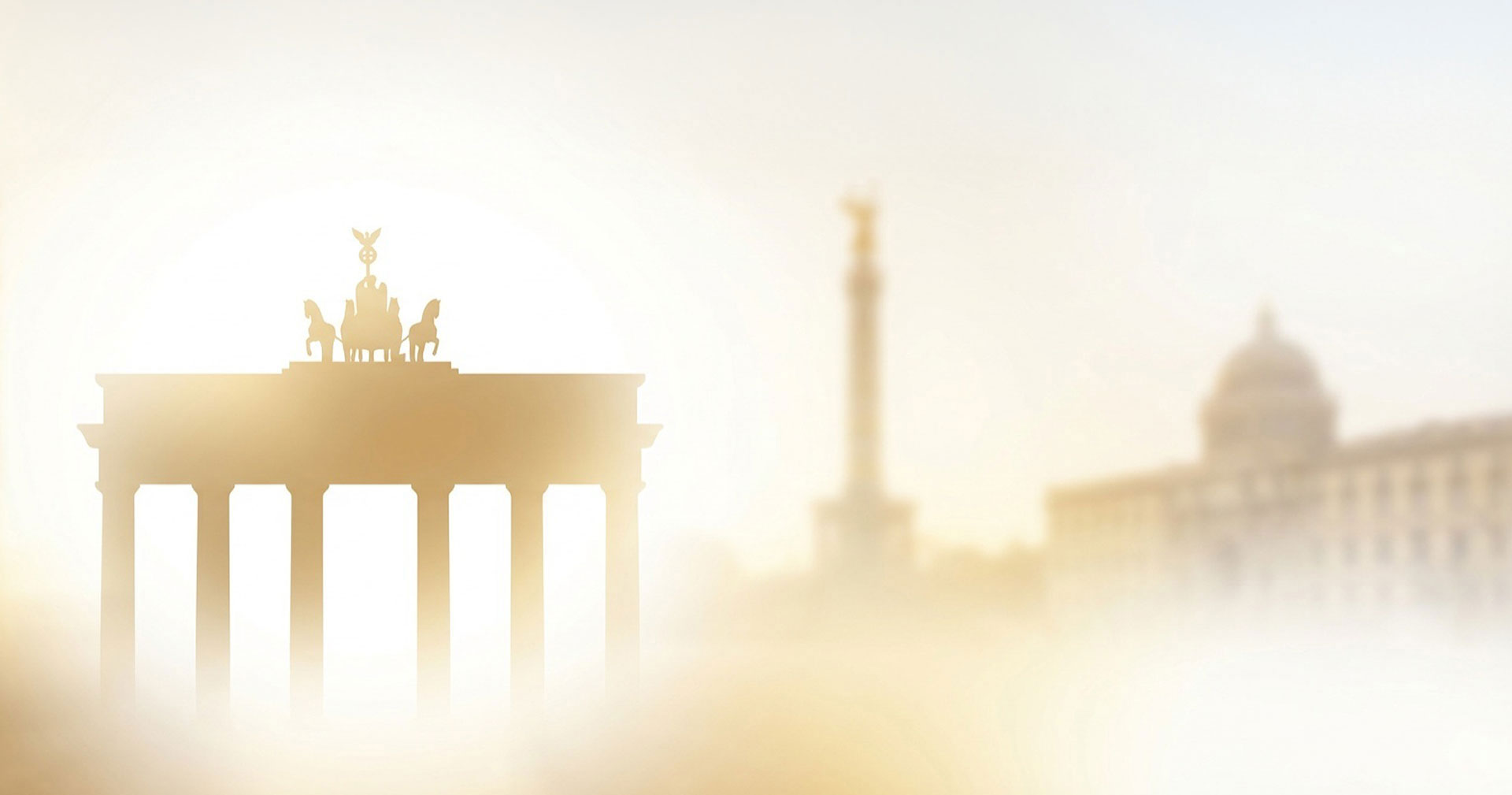 Goldene Silhouette des Brandenburger Tors links, im Hintergrund die Siegessäule und das Stadtschloss in weichem Bokeh.
