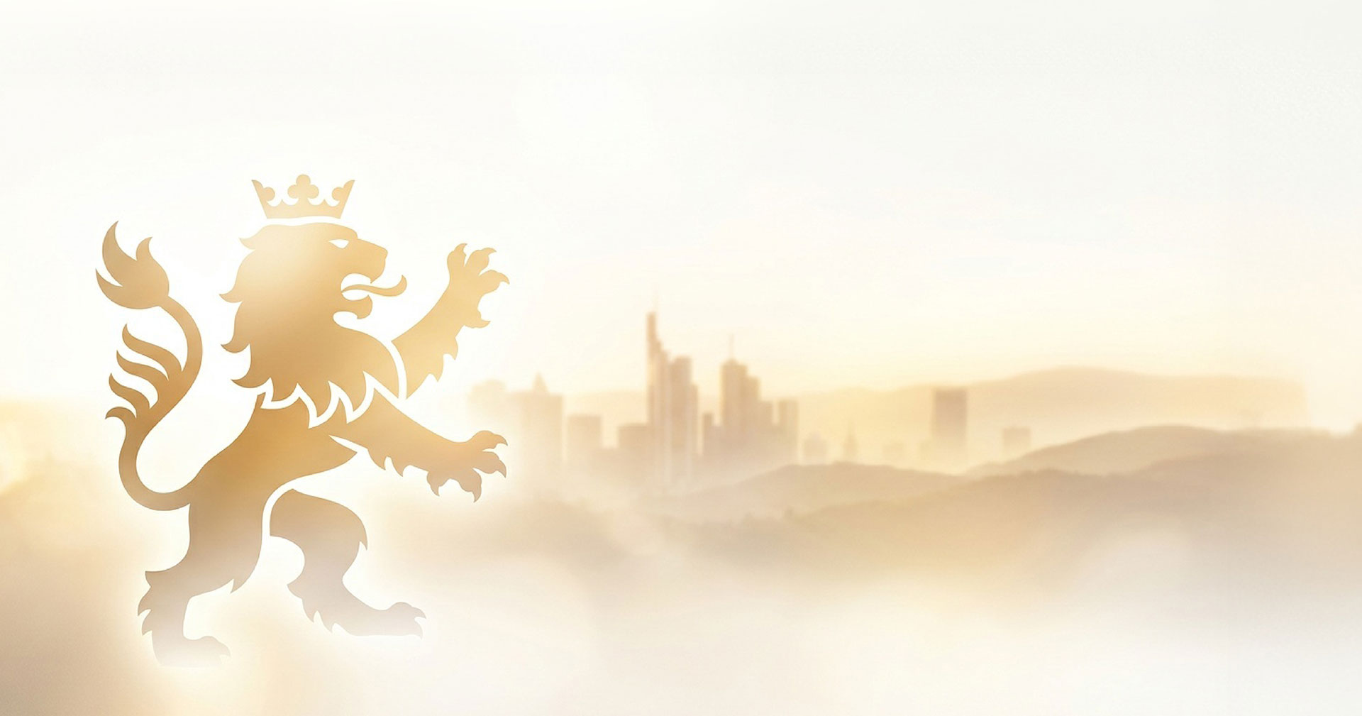Moderner stilisierter hessischer Löwe links, im Hintergrund die Silhouette der Frankfurter Skyline und Mittelgebirge.