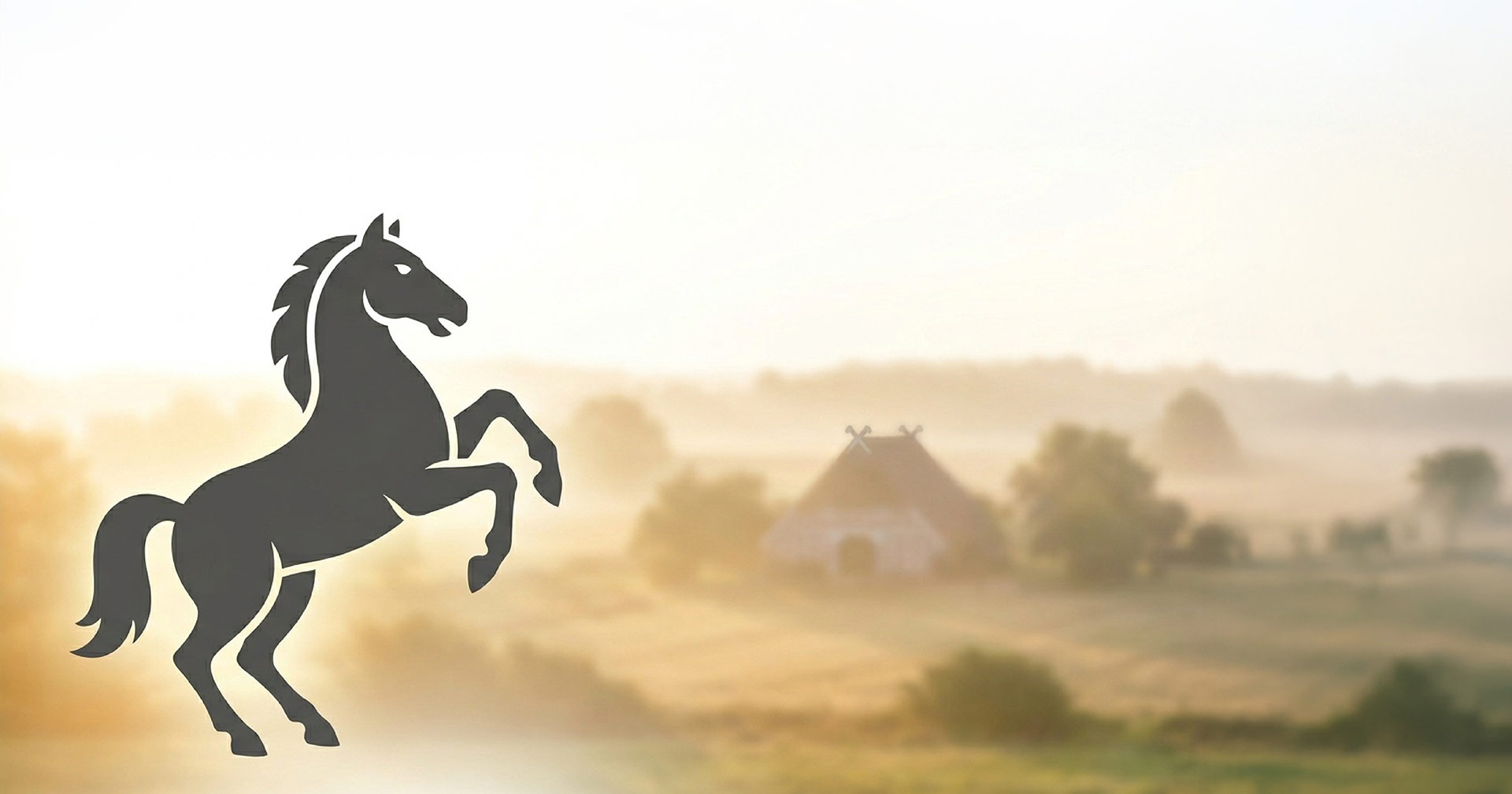Kraftvolle Silhouette des steigenden Niedersachsenrosses links, im Hintergrund ein typisches Niedersachsenhaus in der Heide.