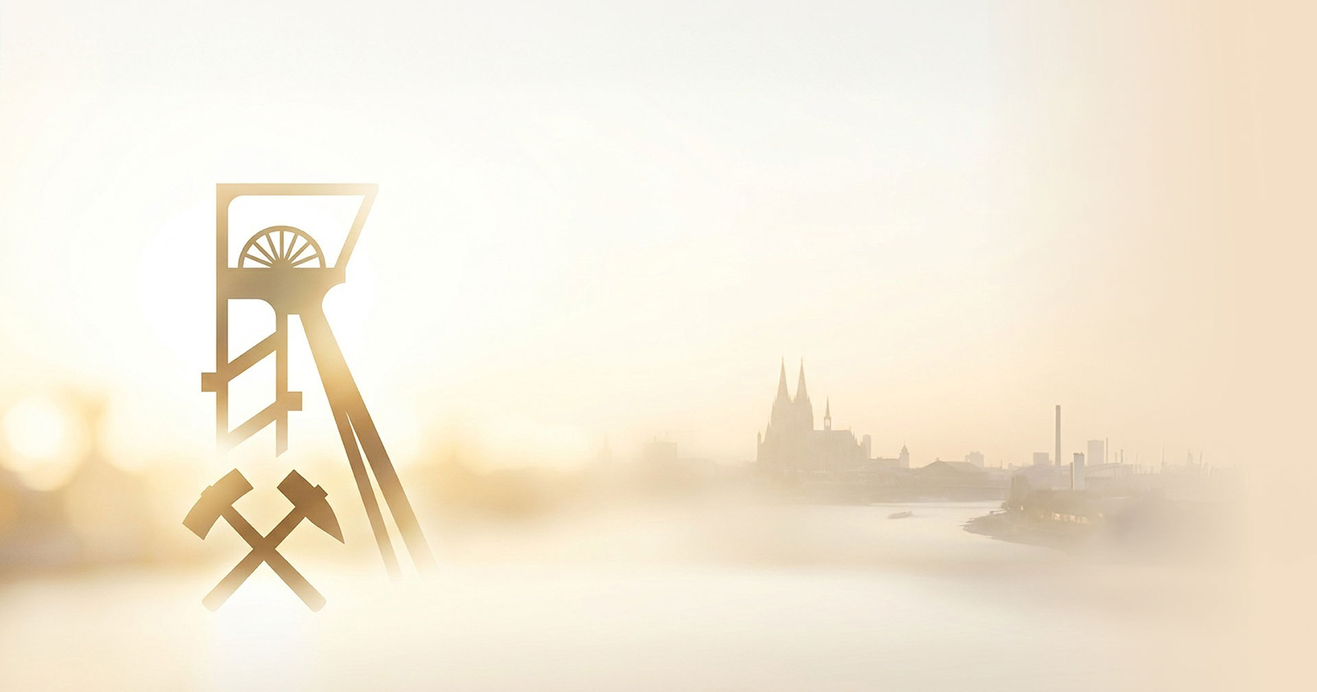 Goldene Silhouette des Kölner Doms links, im Hintergrund Fördertürme des Ruhrgebiets in weichem Licht.