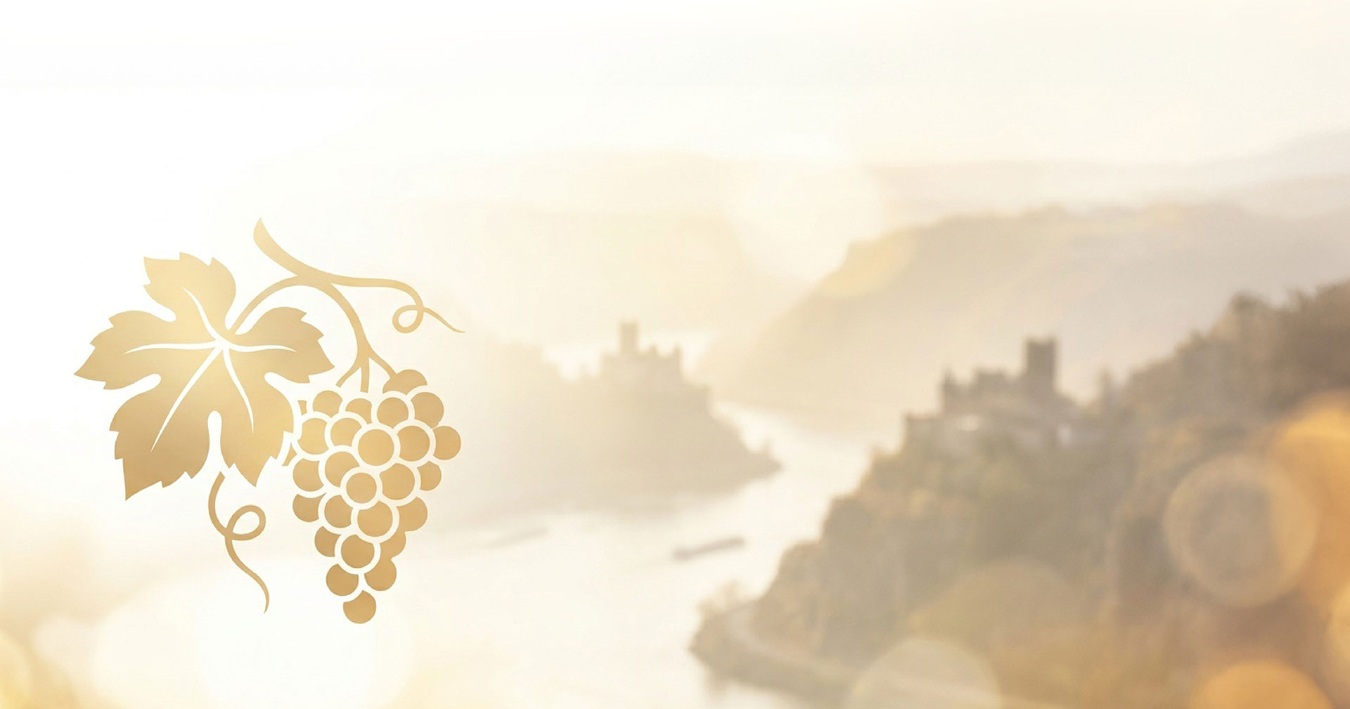 Goldene Grafik der Porta Nigra links, im Hintergrund terrassierte Weinberge und eine Burgruine im Nebel.