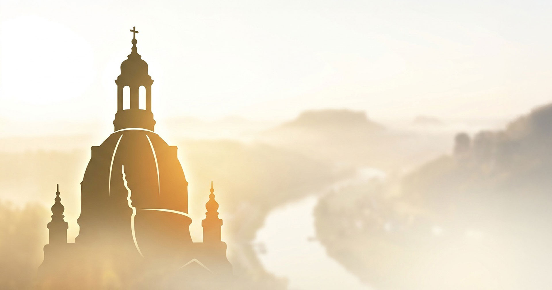 Stilisierte goldene Silhouette der Dresdner Frauenkirche vor dem nebligen Panorama des Elbsandsteingebirges.