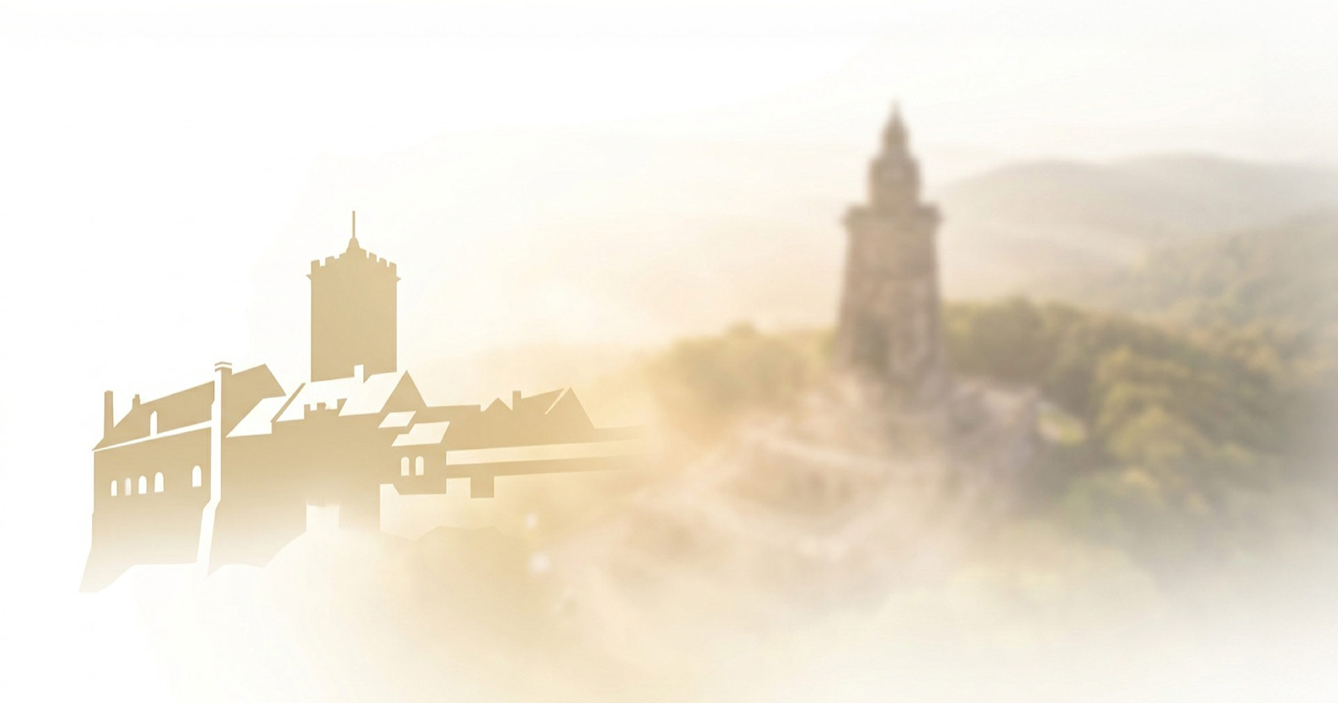 Goldene Silhouette der Wartburg links, im Hintergrund eine weiche Luftaufnahme des Kyffhäuser-Denkmals im Thüringer Wald.