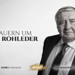 Stilles Gedenken an Frank Rohleder: Ein minimalistischer, silbergrauer Hintergrund mit verschwommener märkischer Architektur als würdiger Nachruf.