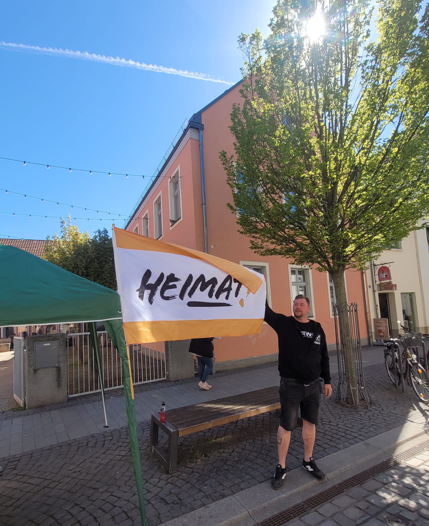 Gespräche mit Bürgern beim Infostand der Heimat Thüringen in Sömmerda