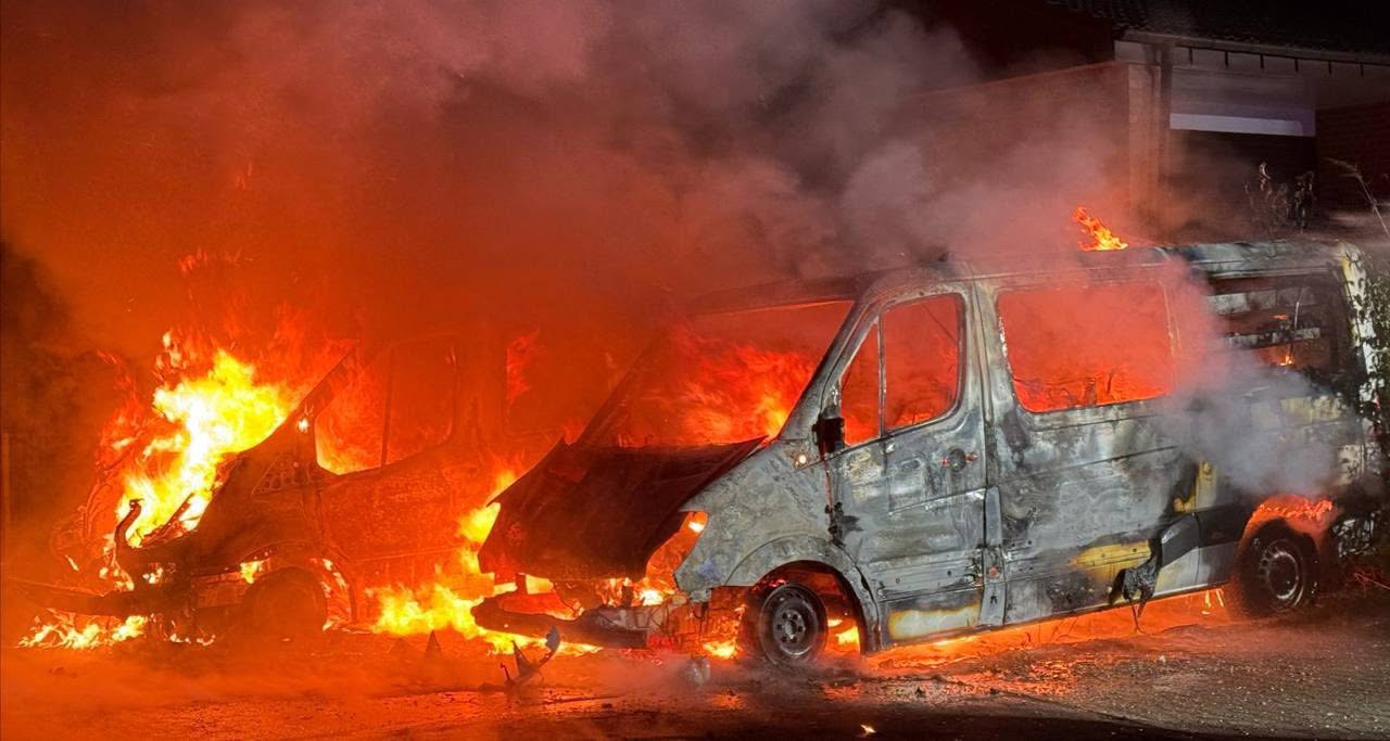 Brennende Fahrzeuge nach Brandanschlag in Wattenscheid Juni 2026