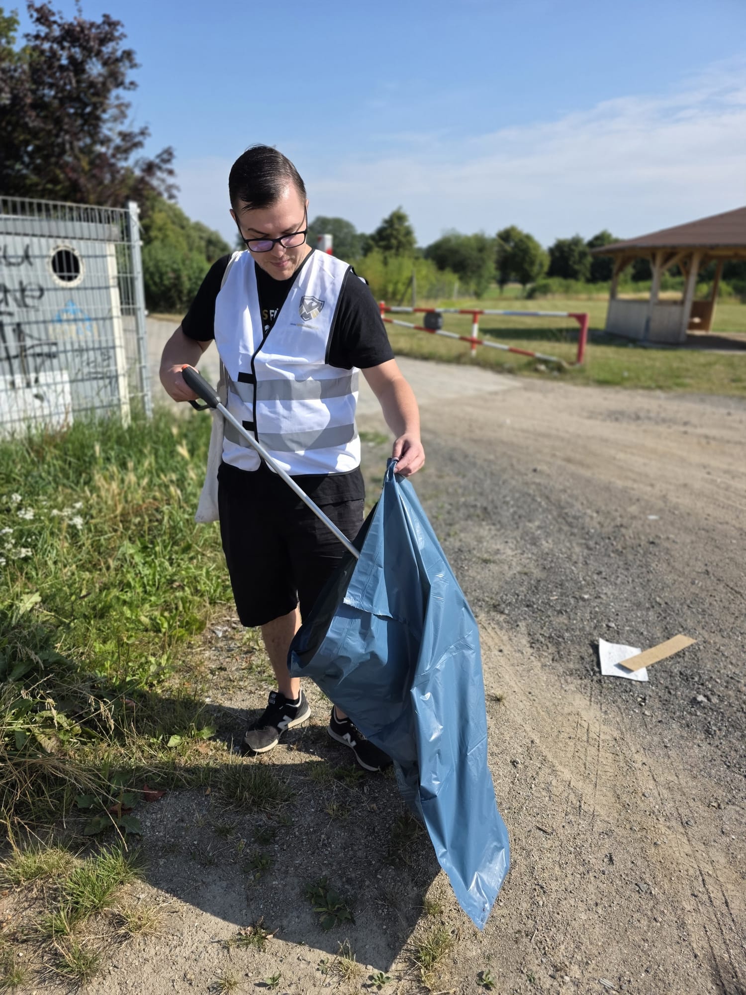 HEIMAT Aktivisten bei der Müllsammelaktion in Stavenhagen