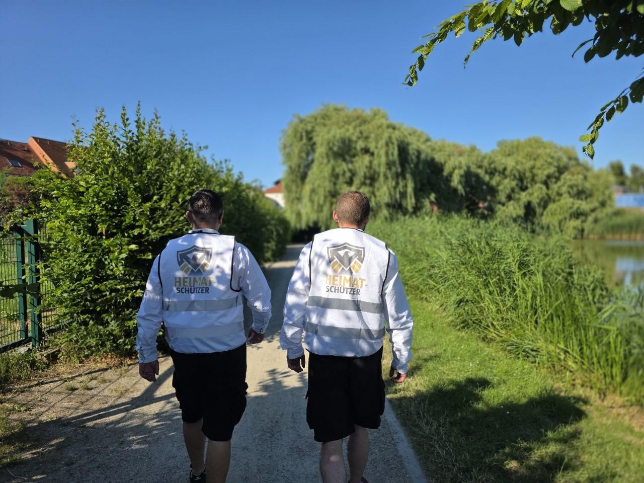 Zwei Aktivisten der Heimatstreife Demmin auf Patrouille