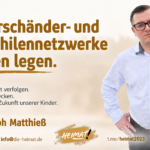 Max-Joseph Matthieß vor HEIMAT-Grafik mit der Forderung „Kinderschänder- und Pädophilennetzwerke trocken legen“ sowie dem Aufruf, Kinder zu schützen und Täter konsequent zu verfolgen. Paedokriminelle Netzwerke trockenlegen!