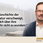 Andreas Käfer mit Zitat vor dem Reichstagsgebäude im Nebel, Portrait und Statement zur Heimatpolitik
